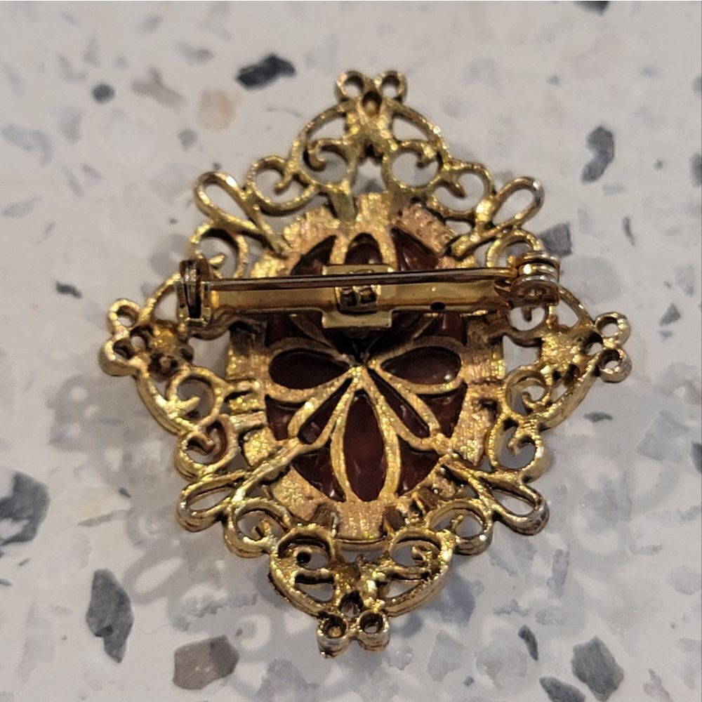 JJ. Cameo Brooch - Picture 5 of 6